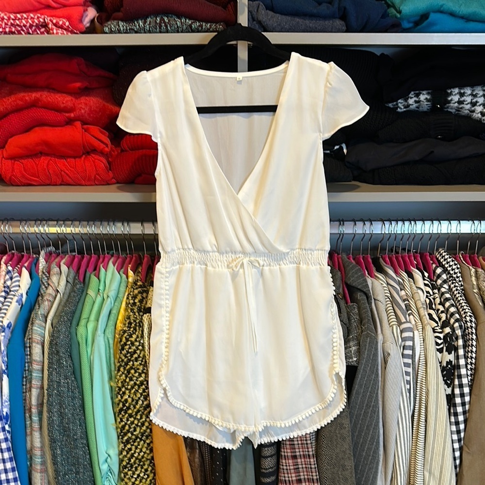 Unbranded white cap sleeve lined v neck embroidered hem romper size S